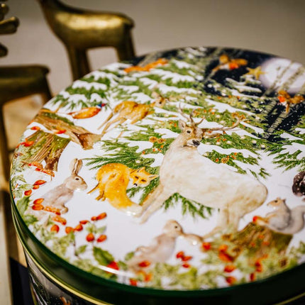 Γιορτινό τετράγωνο κουτί κέικ με εικονογράφηση χειμερινού δάσους, γεμάτο με Oat Flips, 250g.